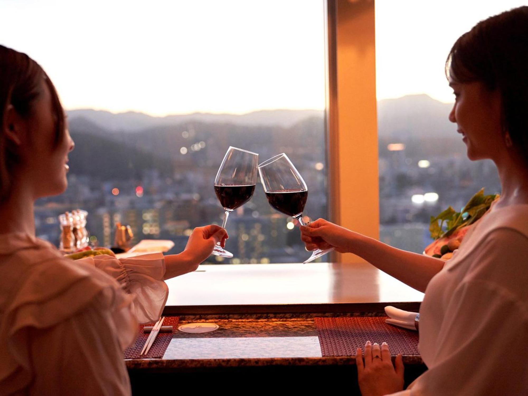 Sapporo Prince Hotel Kültér fotó A toast with wine