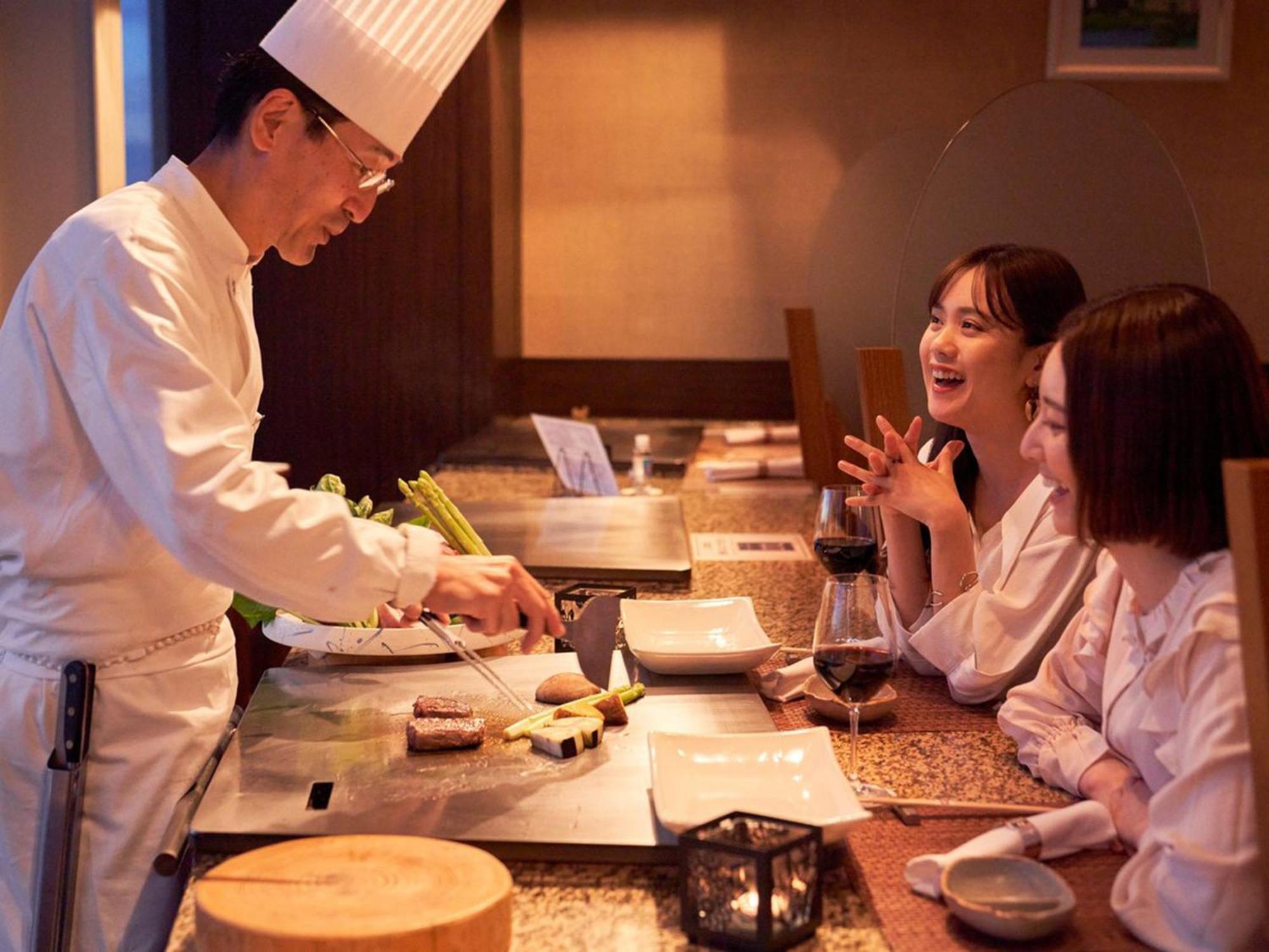 Sapporo Prince Hotel Kültér fotó A Japanese chef preparing sushi