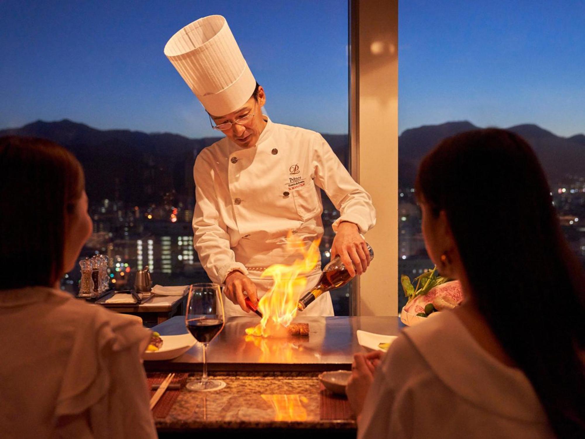 Sapporo Prince Hotel Kültér fotó A chef cooking at the restaurant