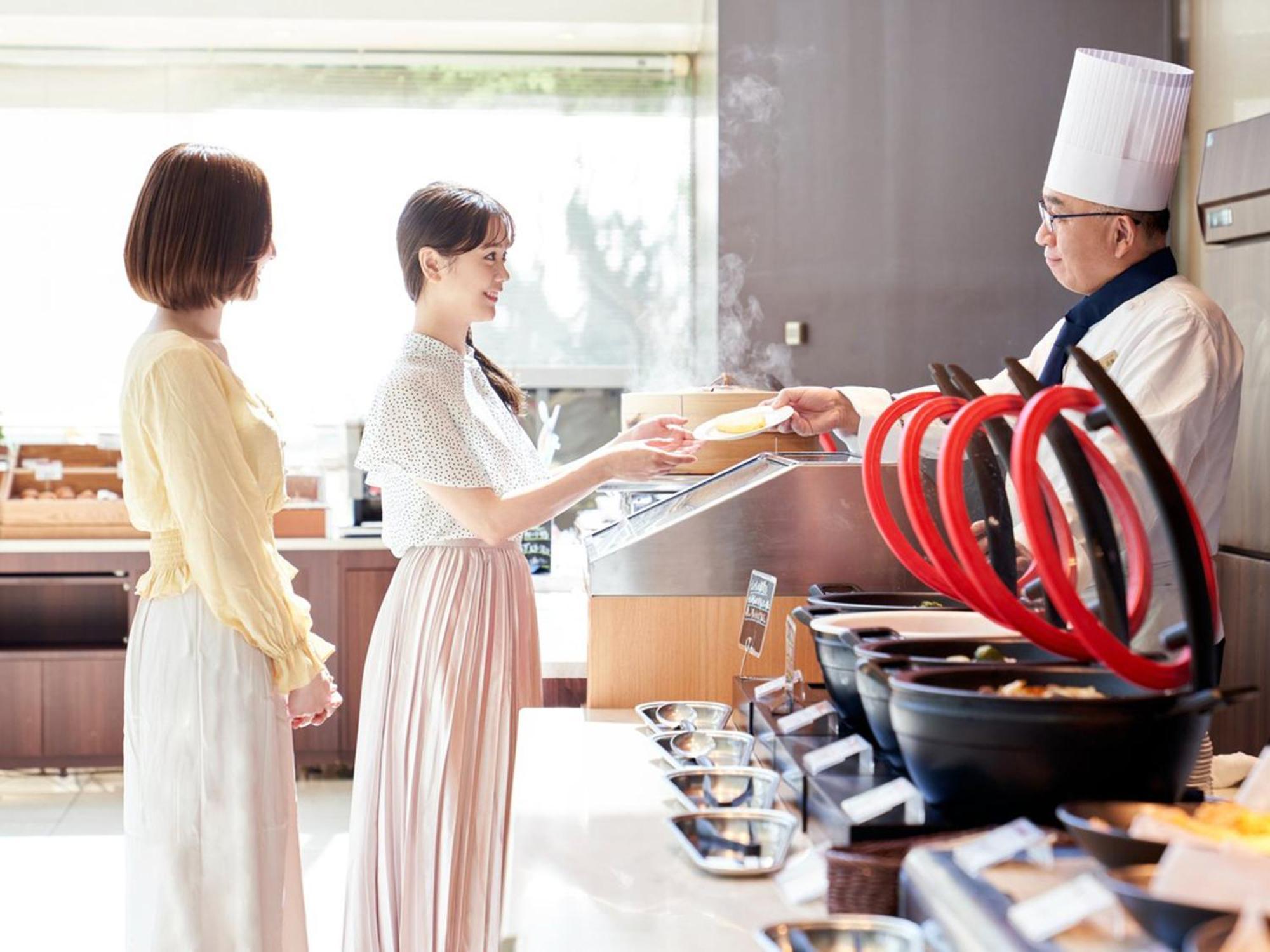 Sapporo Prince Hotel Kültér fotó A chef serving food to guests